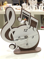 Orologio in legno chiave di violino e nota musicale o albero della vita
